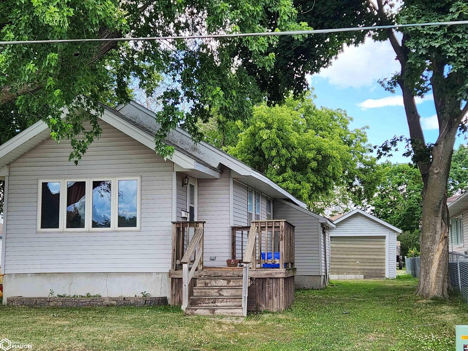 Property Photo:  40 27th Street SW  IA 50401 