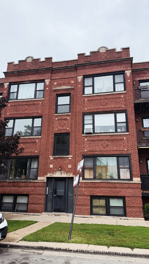 Property Photo: 4655 N Spaulding Avenue 2 IL 60625