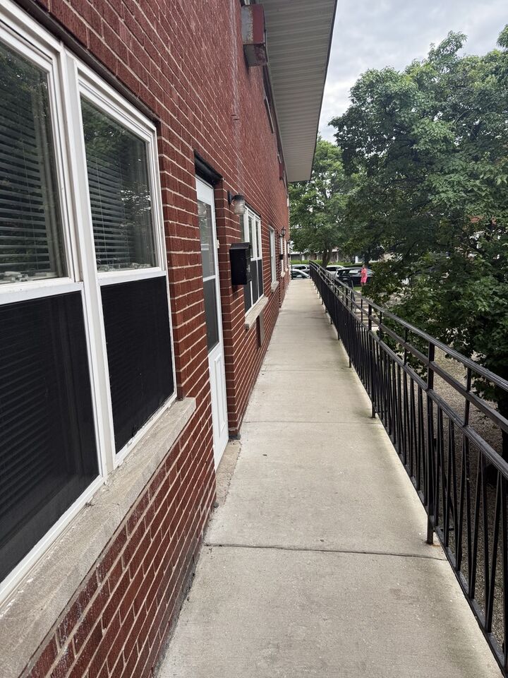 Property Photo: 6911 N Ridge Boulevard 2C IL 60645