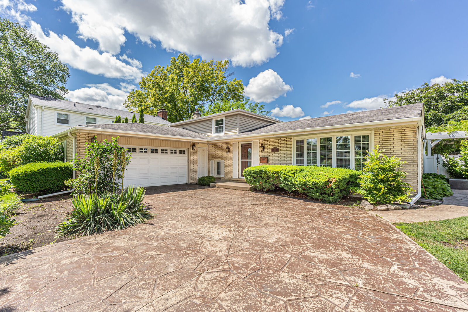 Property Photo:  210 W Pickwick Road  IL 60005 