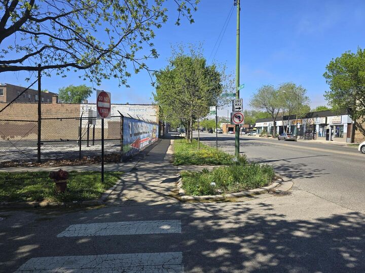 Property Photo: 6936 N Western Avenue IL 60645