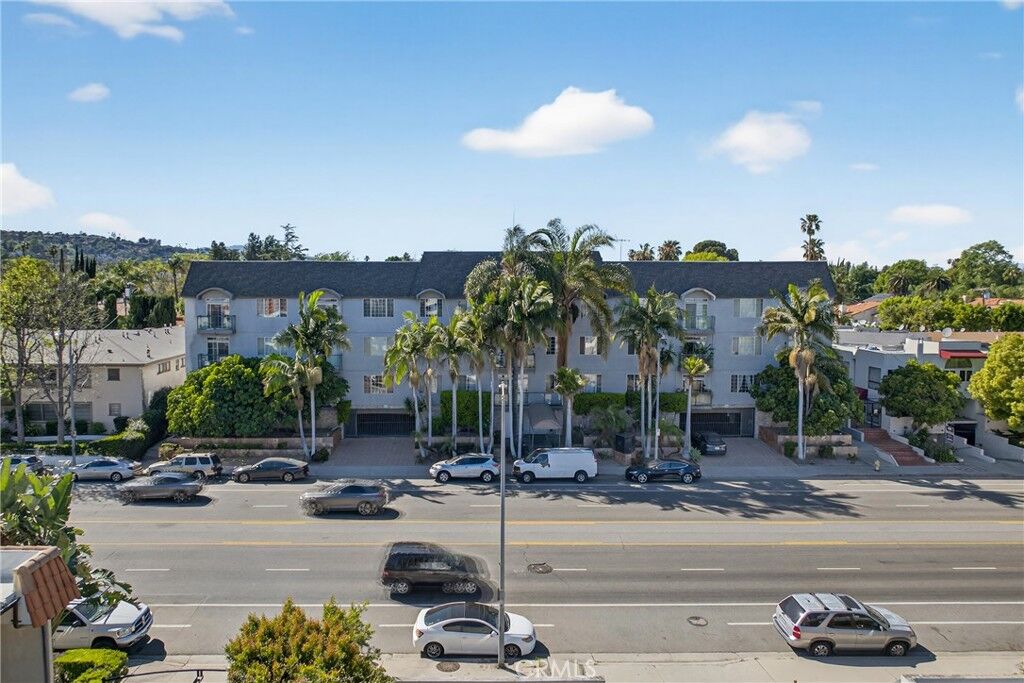 Property Photo: 4441 Woodman Avenue 204 CA 91423