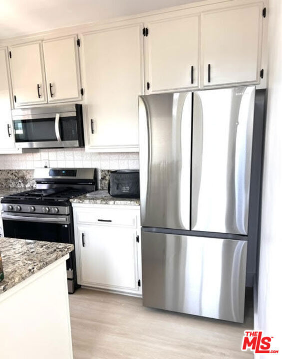 Property Photo:  19 Sunset Avenue 3  CA 90291 