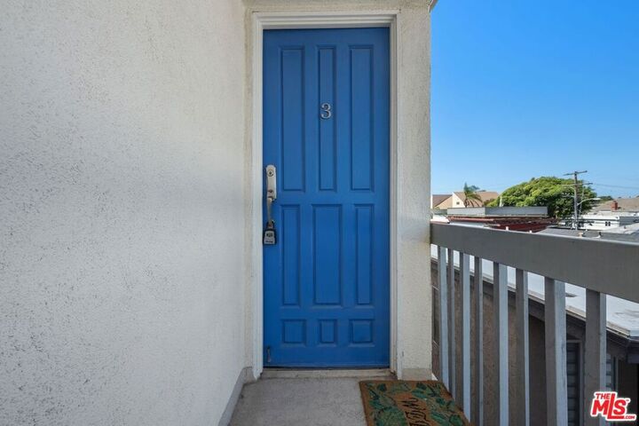 Property Photo: 19 Sunset Avenue 3 CA 90291