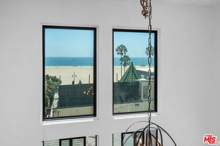 Property Photo: 19 Sunset Avenue 3 CA 90291