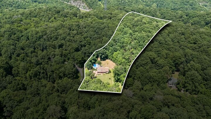 Property Photo:  1018 Walnut Ct  TN 37072 