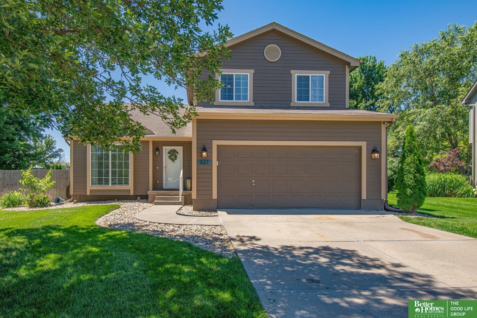 Property Photo: 827 Fenwick Street NE 68046