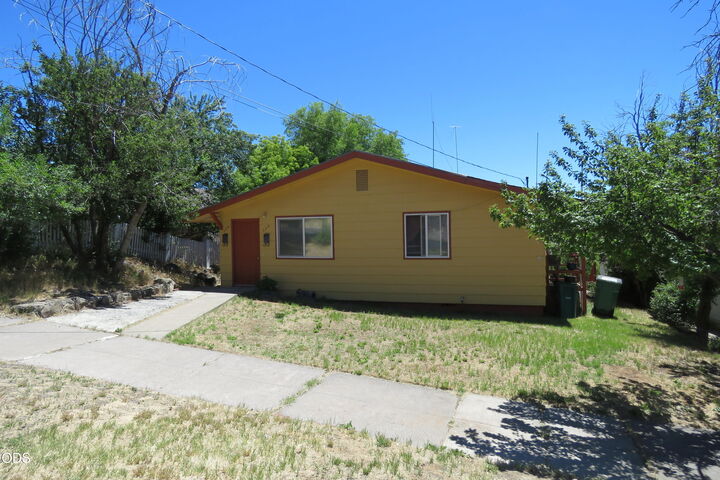 Property Photo: 326 Jefferson Street 328 OR 97601