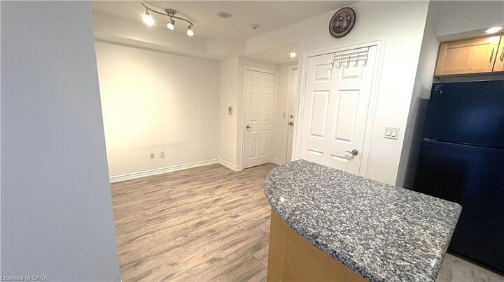 Property Photo:  250 Wellington Street W 1729  ON M5V 3P6 