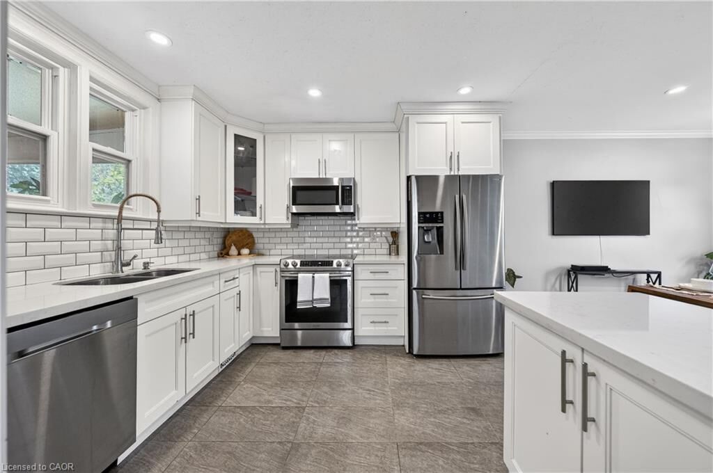 Property Photo: 154 Bridgeport Road E ON N2J 2K4