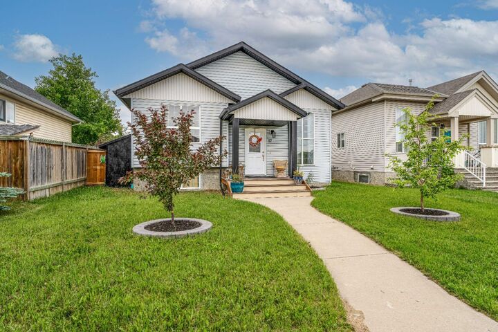 Property Photo: 17 Sunrise Close SE AB T1V 1Z3