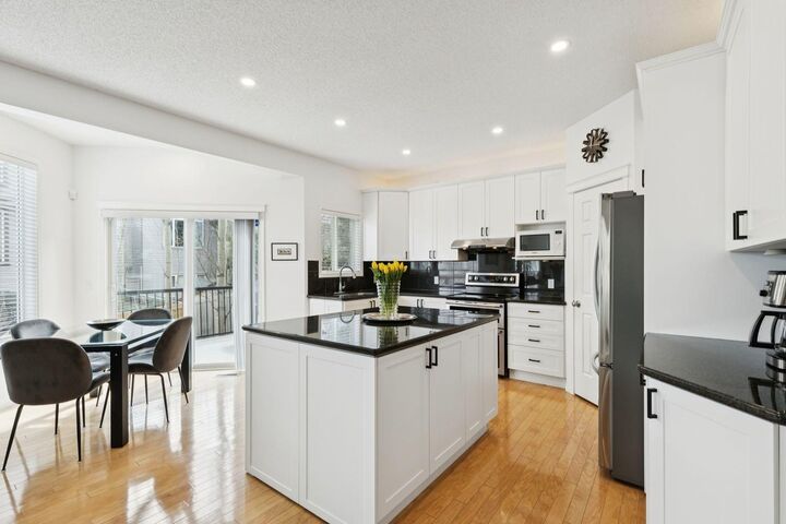 Photo de la propriété:  42 Cresthaven Way SW  AB T3B 5X8 