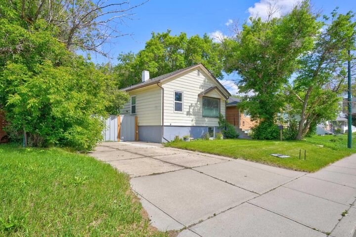 Property Photo:  1409 13 Street N  AB T1H 2T8 