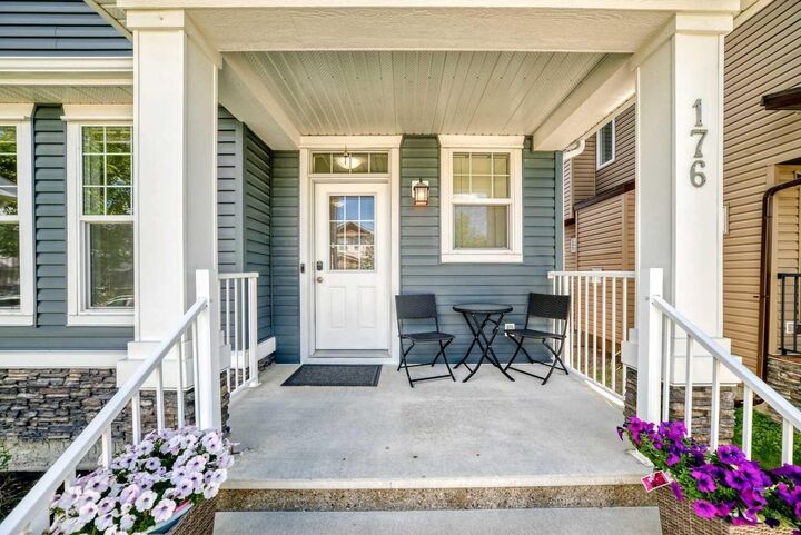 Property Photo:  176 Evanspark Gardens  AB T3P 0G7 