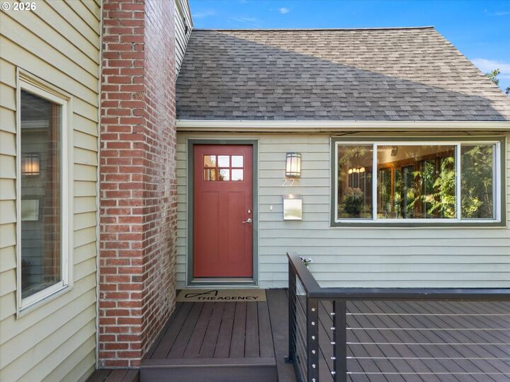 Property Photo:  221 SW Texas St  OR 97219 