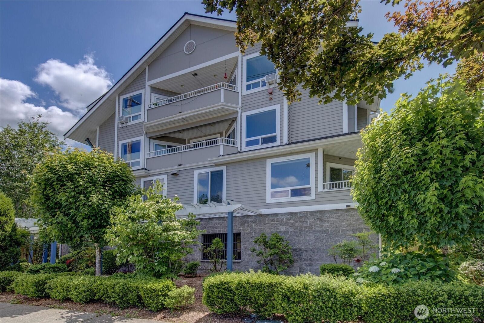 Property Photo:  275 E Sunset Way 1A  WA 98027 