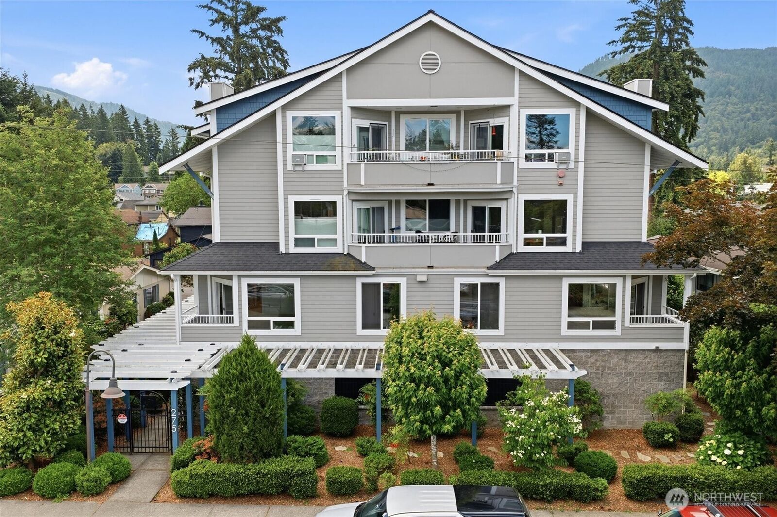 Property Photo:  275 E Sunset Way 1A  WA 98027 