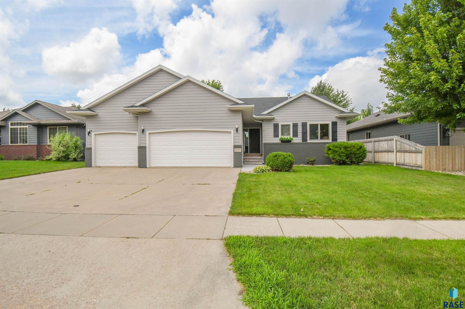 Property Photo: 5109 S Manchester Ct SD 57108