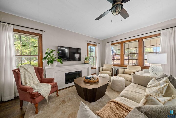 Property Photo:  601 S Prairie Ave  SD 57104 
