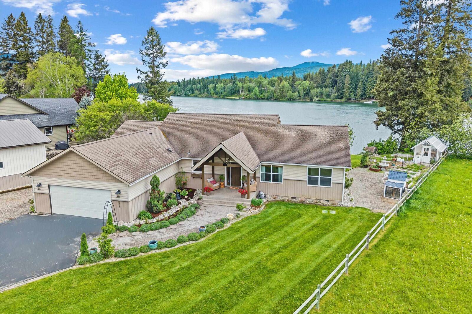 Property Photo: 321 S Reflection Dr WA 99139