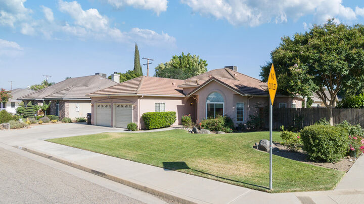 Property Photo: 1395 W La Vida Lane CA 93257