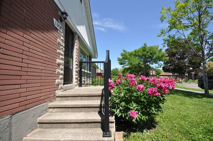 Property Photo: 1308 Erindale Drive ON K2C 2G4