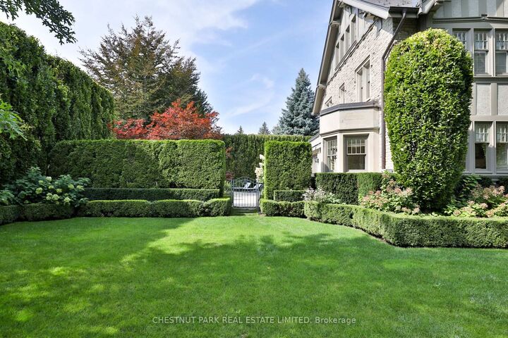Property Photo: 170 Roxborough Drive ON M4W 1X8
