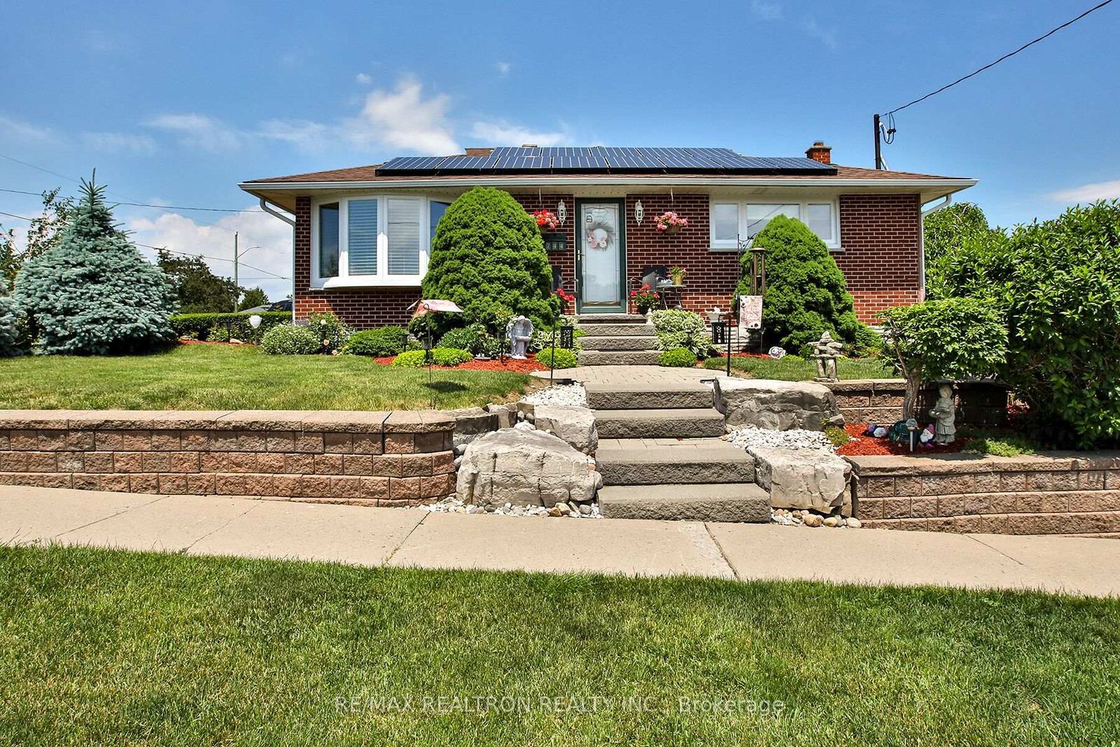 Property Photo: 744 Shelley Avenue ON L1H 3J6