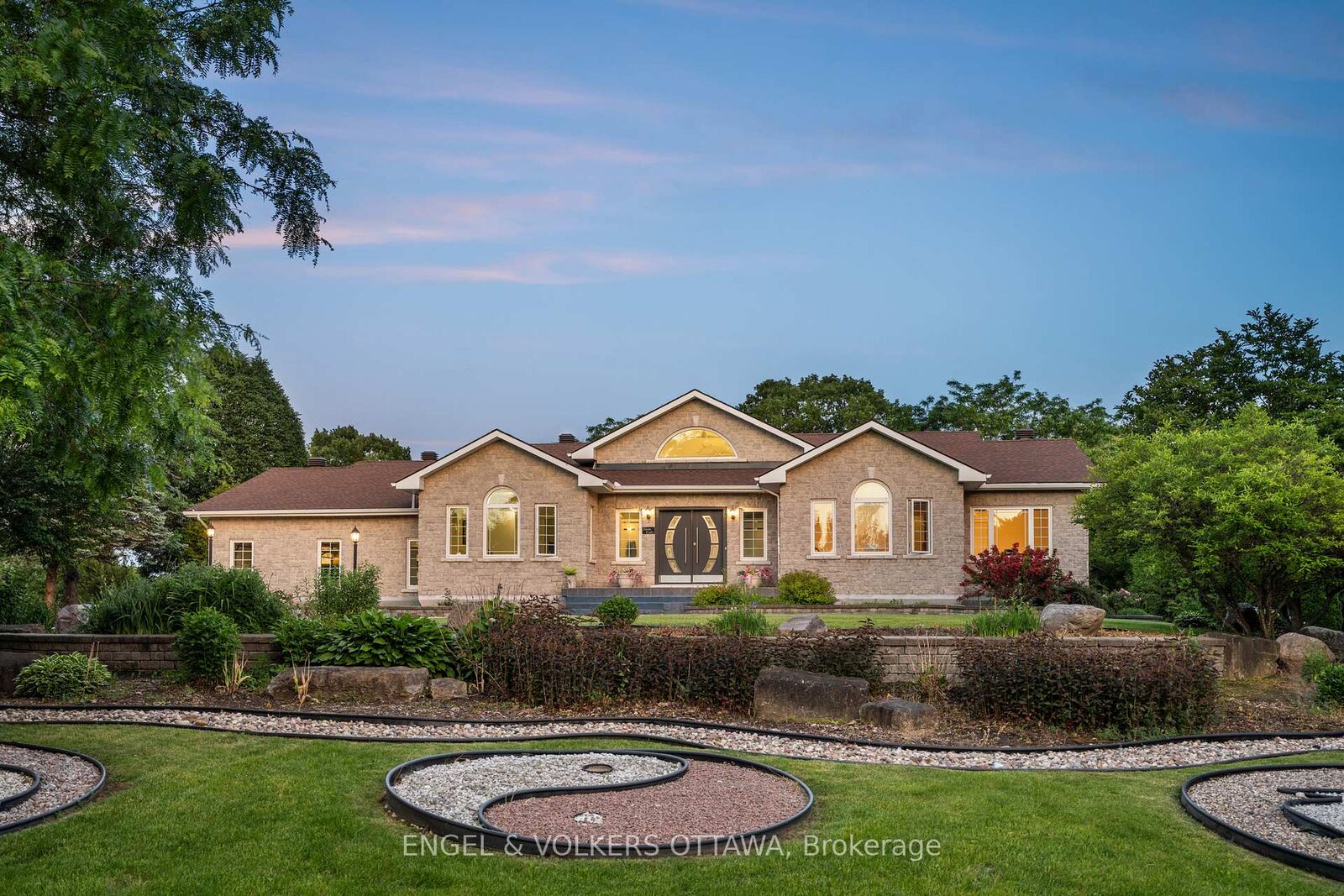 Property Photo: 1562 Lakeshore Drive ON K4P 1G9