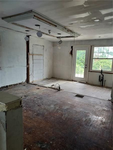 Property Photo:  932 Vankirk St  PA 15025 