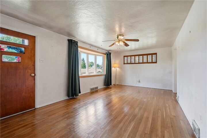 Property Photo:  319 Saratoga Dr  PA 15236 