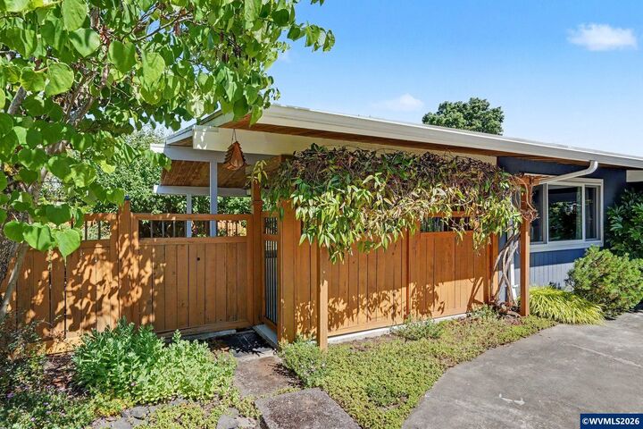 Property Photo:  1705 NW Menlo Dr  OR 97330 