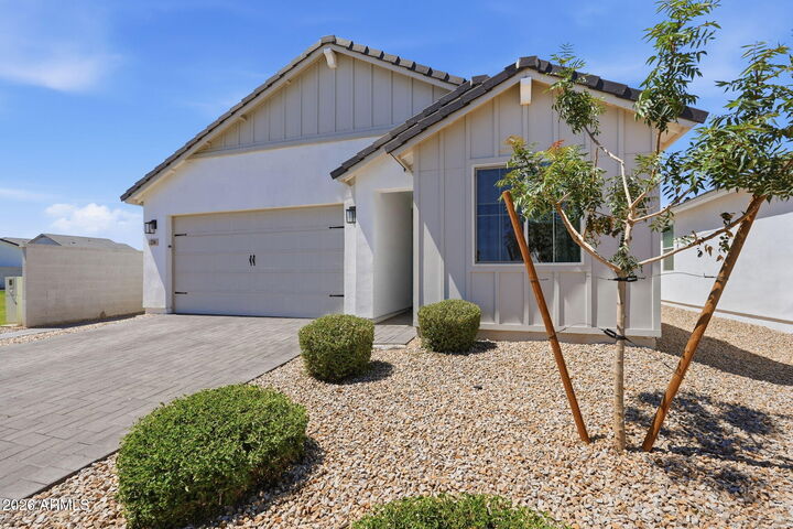 Property Photo:  236 E Leland Road  AZ 85140 