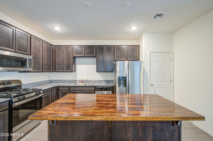 Property Photo: 312 E Rio Place AZ 85122