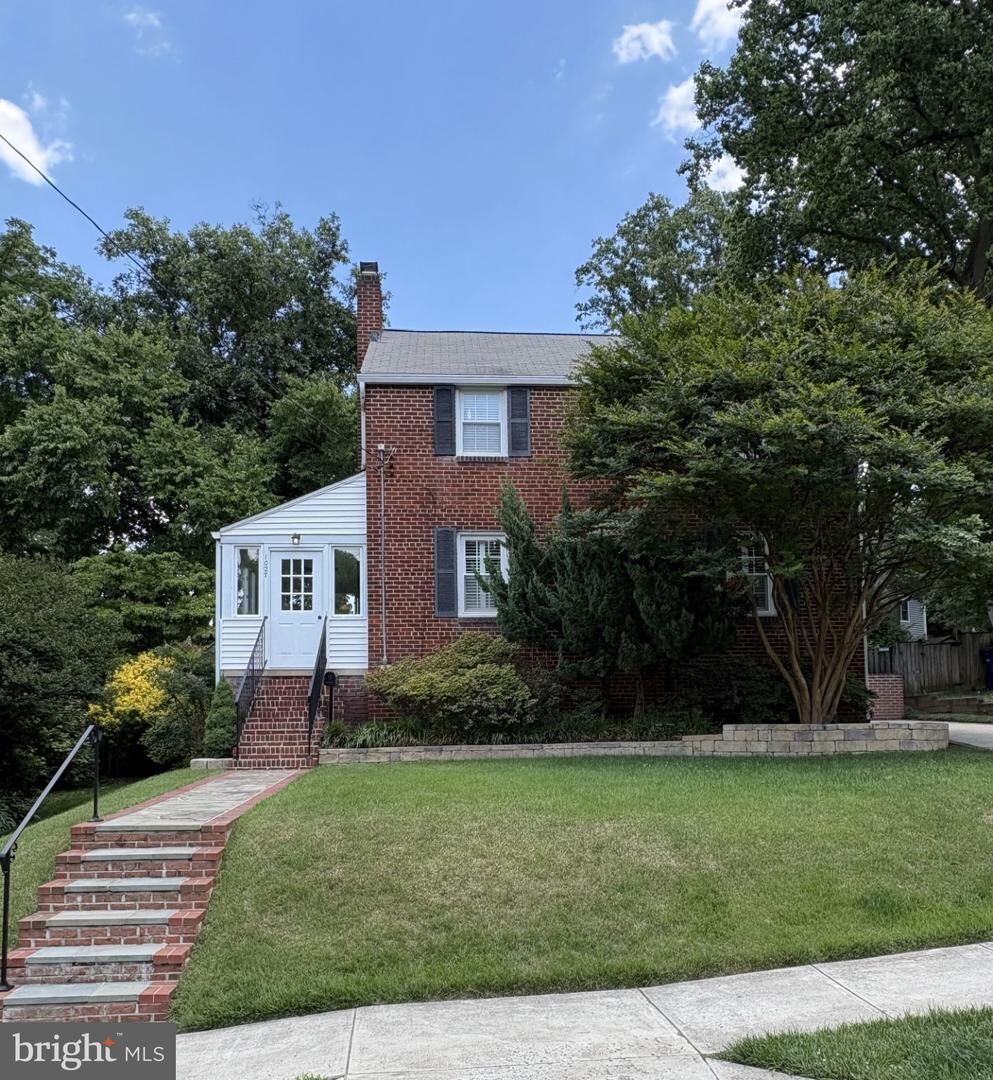 Property Photo:  1027 N McKinley Road  VA 22205 