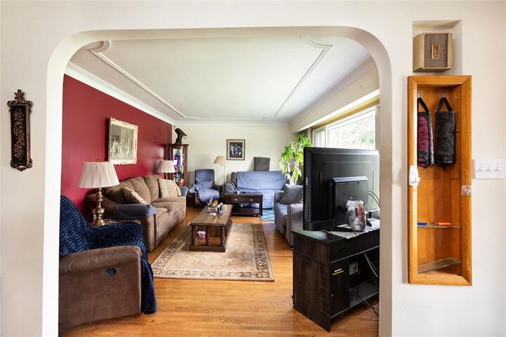 Property Photo: 470 Enniskillen Avenue MB R2V 0J4