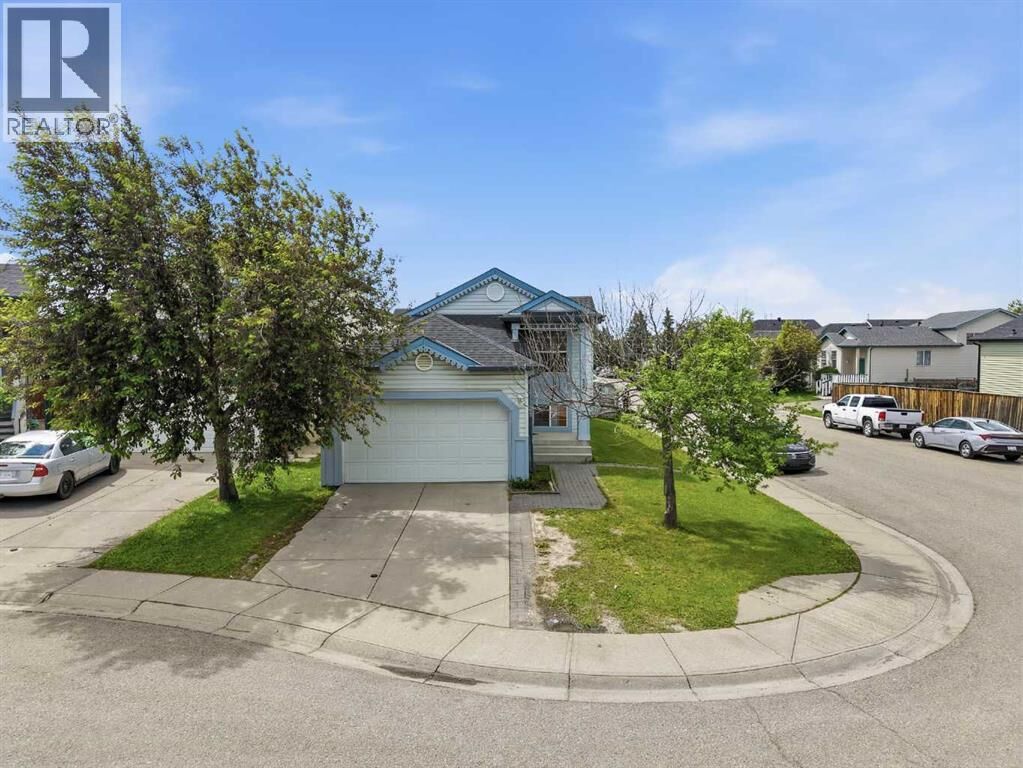 Property Photo:  33 Martin Crossing Green Northeast  AB T3J 3P1 