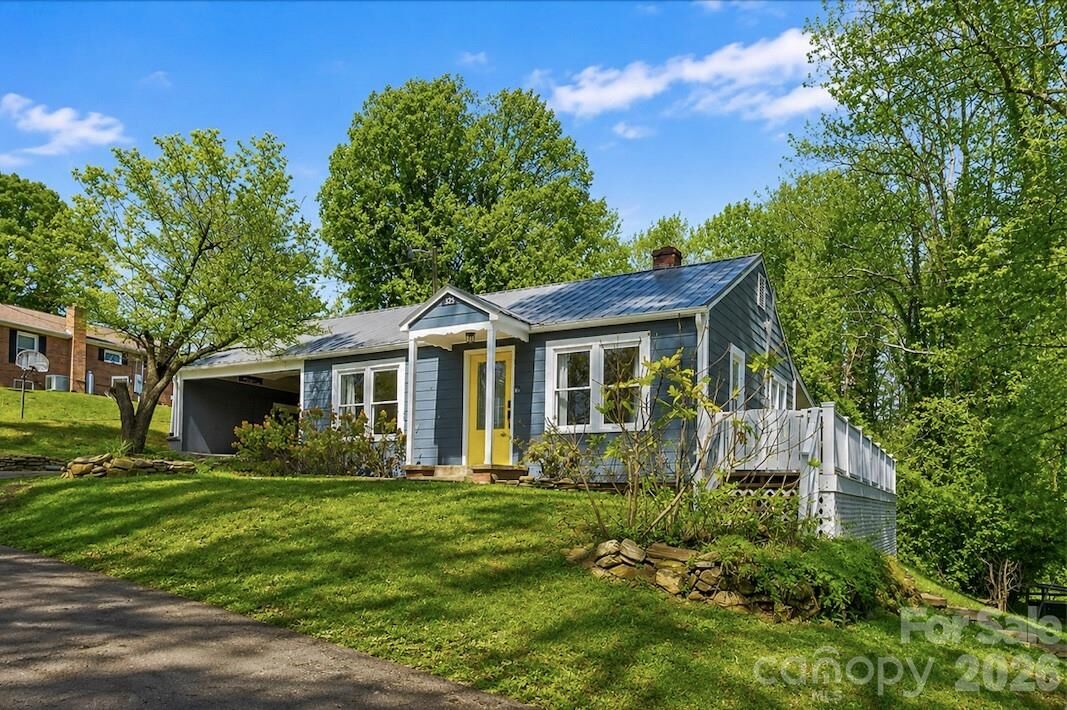 Property Photo: 325 Dogwood Lane NC 28752