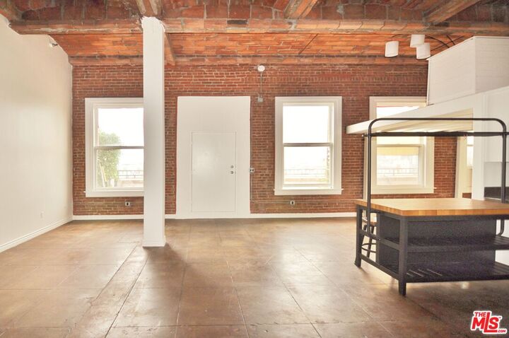 Property Photo: 215 W 7th St CA 90014