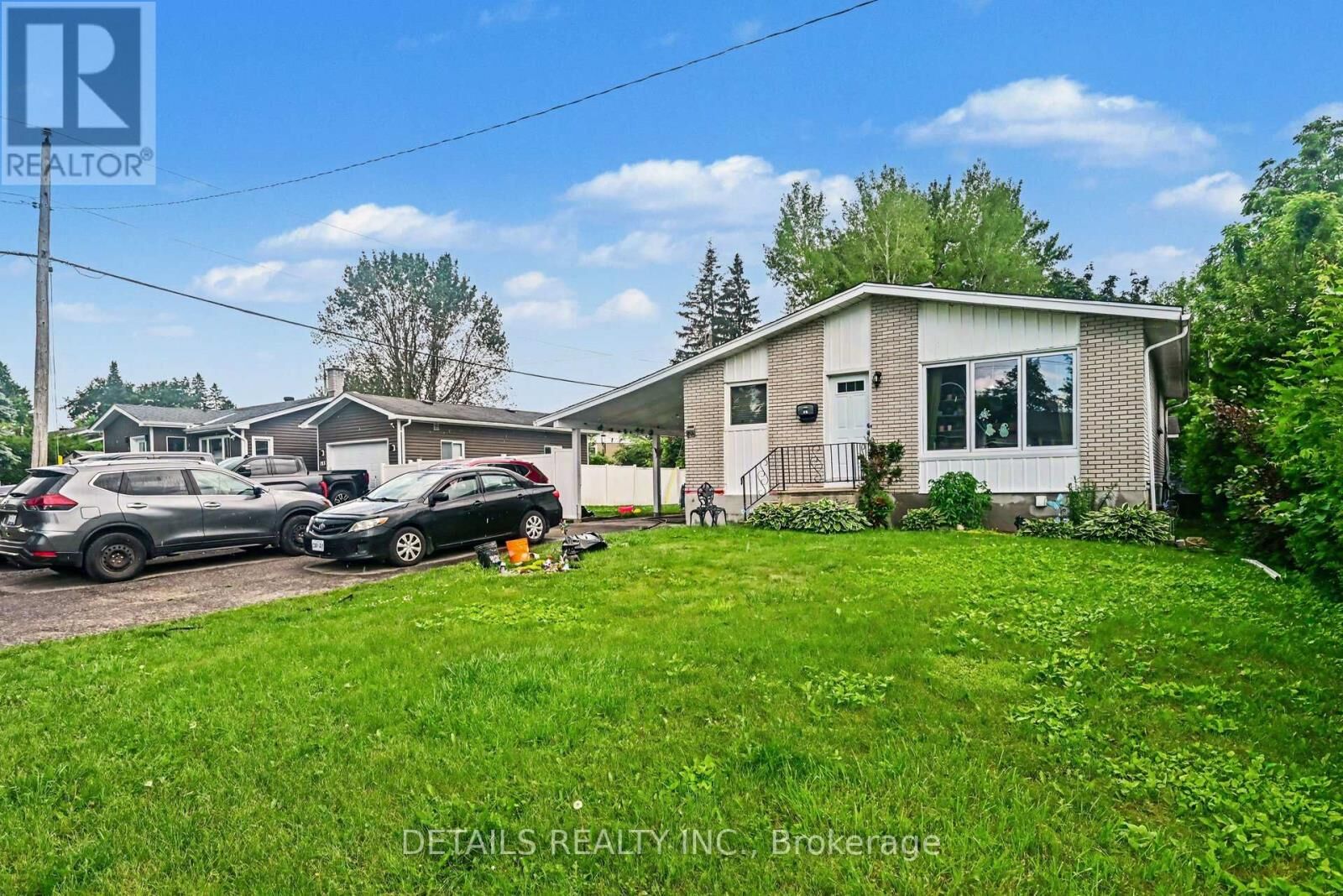 Property Photo:  816 Willow Avenue  ON K1E 1C7 