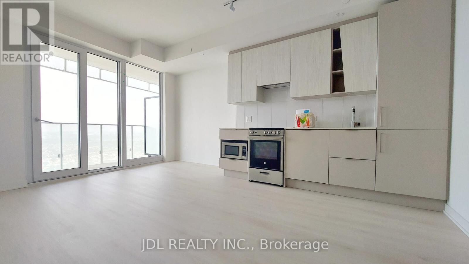 Property Photo:  3900 Confederation Parkway 3808  ON L5B 0K7 