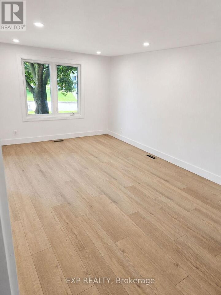 Photo de la propriété: 428 Hatfield Crescent A ON K1E 1M8