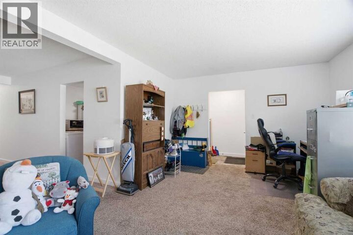 Property Photo:  196 Gordon Drive Southwest  AB T3E 3W6 