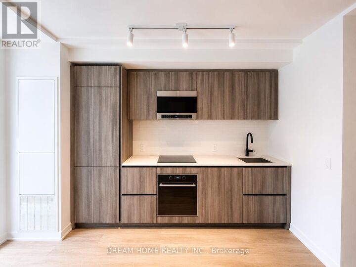 Property Photo: 127 Broadway Avenue 210 ON M4P 1V4