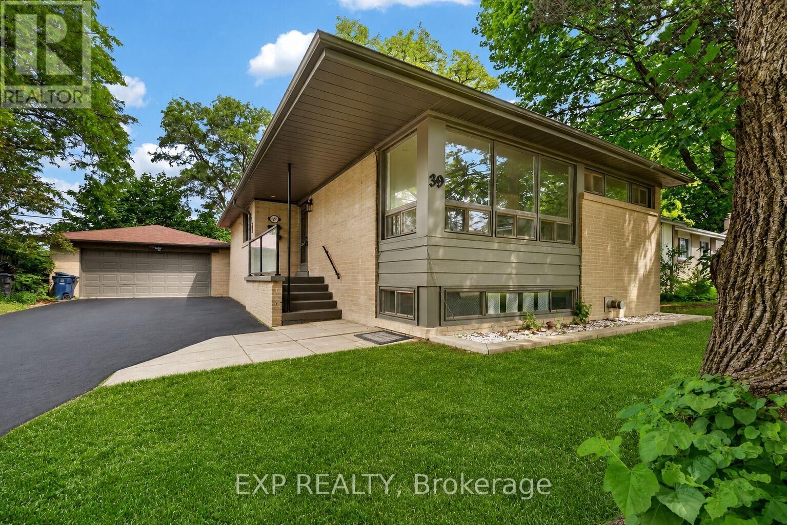 Property Photo: 39 Treadgold Crescent ON M3A 1X1