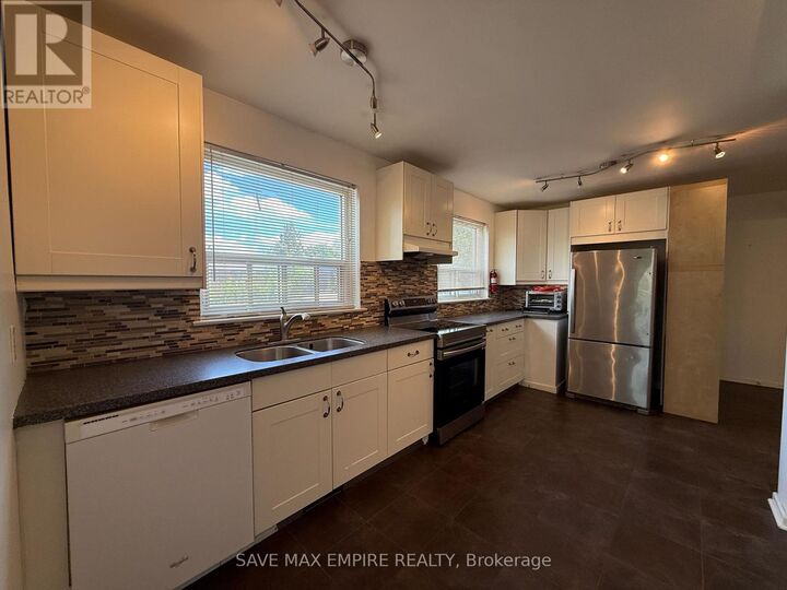 Property Photo:  1560 Sandgate Crescent  ON L5J 2E5 