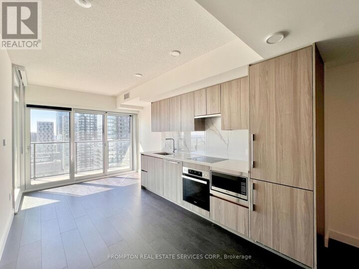 Property Photo:  3 Concord Cityplace Way 3212  ON M5V 0X4 