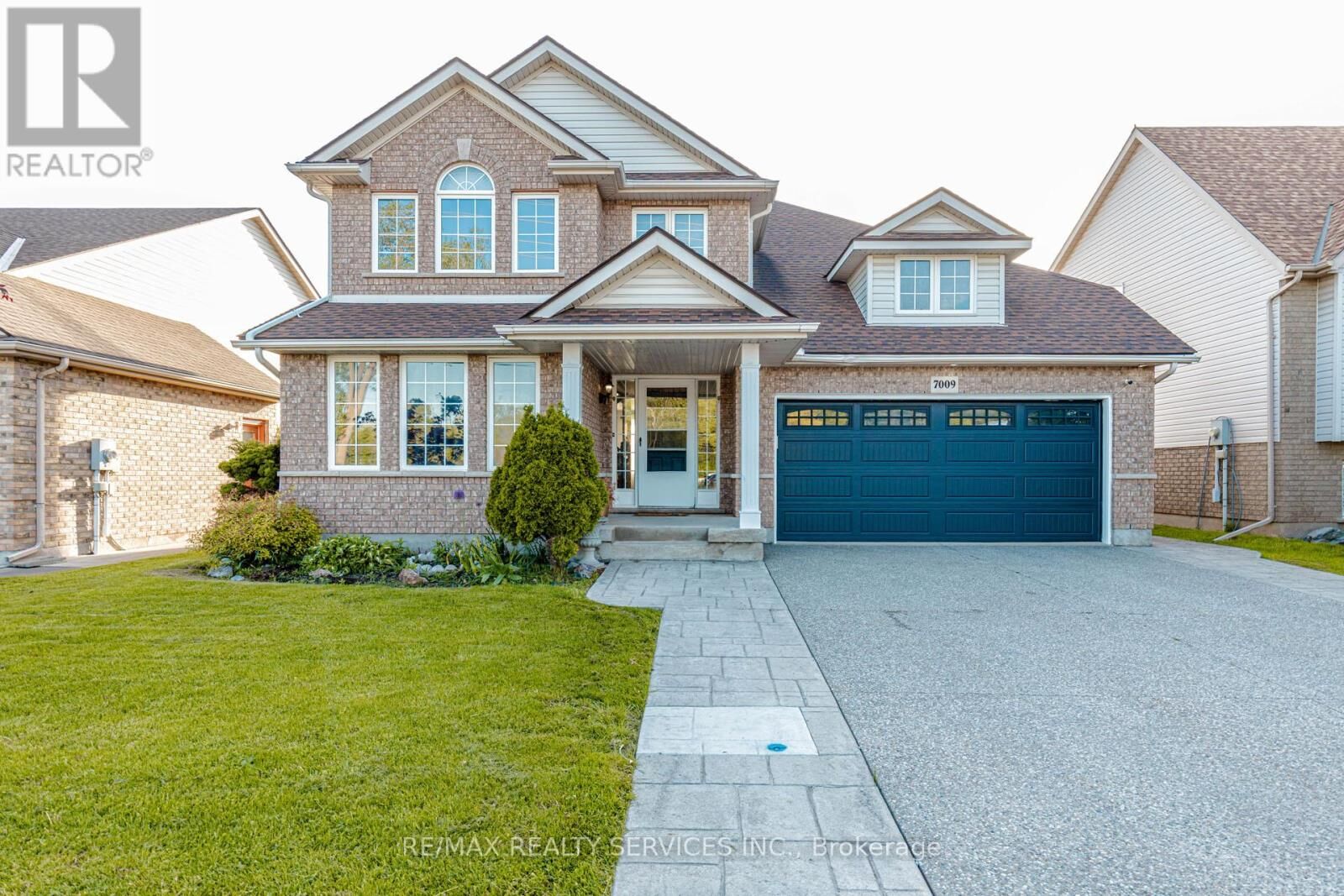 Property Photo: 7009 Kalar Road ON L2H 3J6