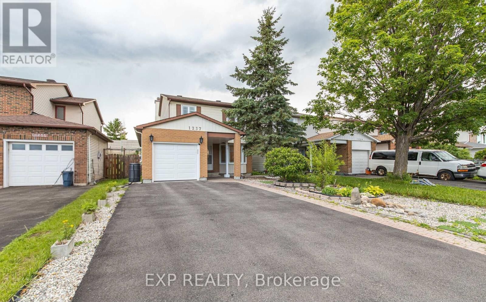 Property Photo: 1237 Cedarcroft Crescent ON K1B 5G9