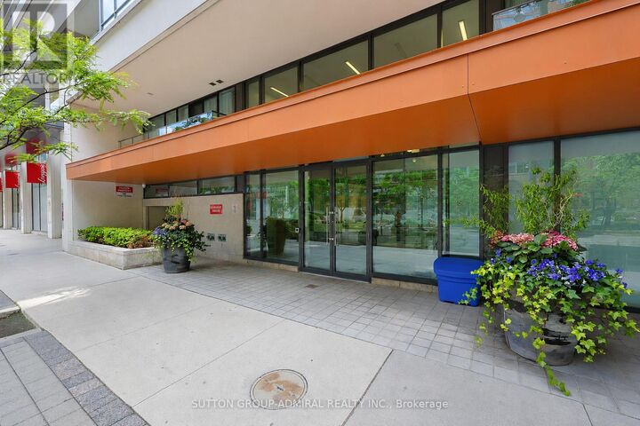 Property Photo: 111 Elizabeth Street 905 ON M5G 1P7
